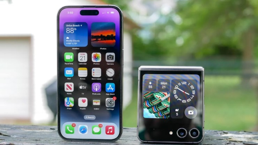 আইফোন ১৫ প্রো বনাম গ্যালাক্সি ফ্লিপ ফাইভ। ছবি: সংগৃহীত