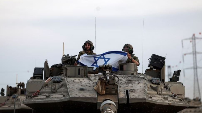 স্থল যুদ্ধ শুরুর আগে সীমান্তে মোতায়েন করা হয়েছে ইসরায়েলি ট্যাংক। ছবি: রয়টার্স