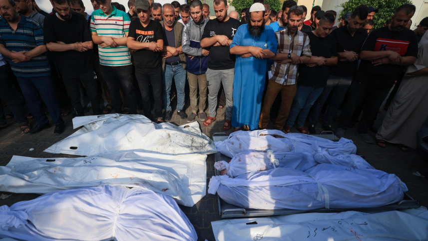 ২৪ অক্টোবর আবু মুরাদ ও তার পরিবারের সব সদস্য দক্ষিণ গাজায় ইসরায়েলই বিমান হামলায় প্রাণ হারালে তাদের জানাজা পড়ছেন প্রতিবেশীরা। ছবি: এএফপি