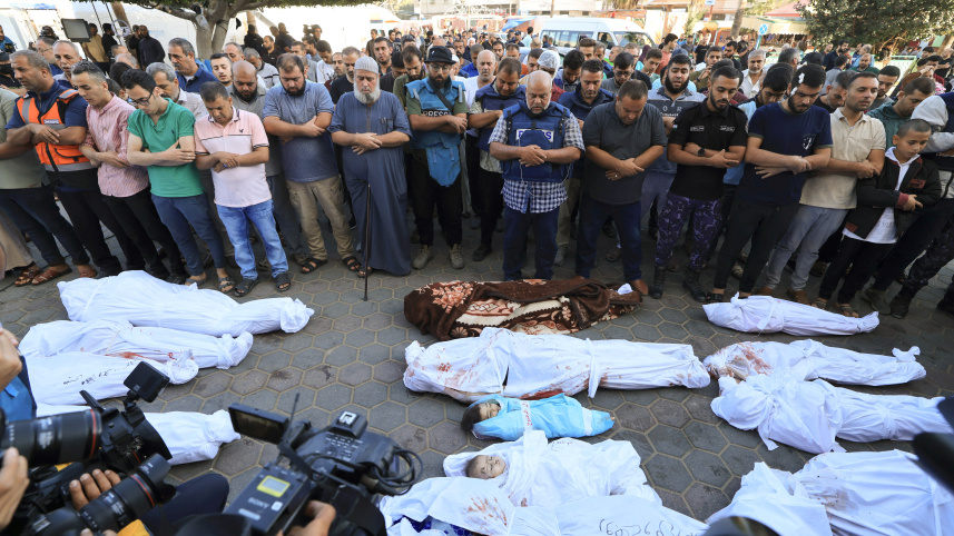 পরিবারের সদস্যদের জানাজায় অংশ নিচ্ছেন ওয়ায়েল। ছবি: এএফপি