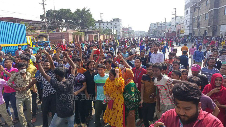 ময়মনসিংহ মহাসড়কে শ্রমিক বিক্ষোভ