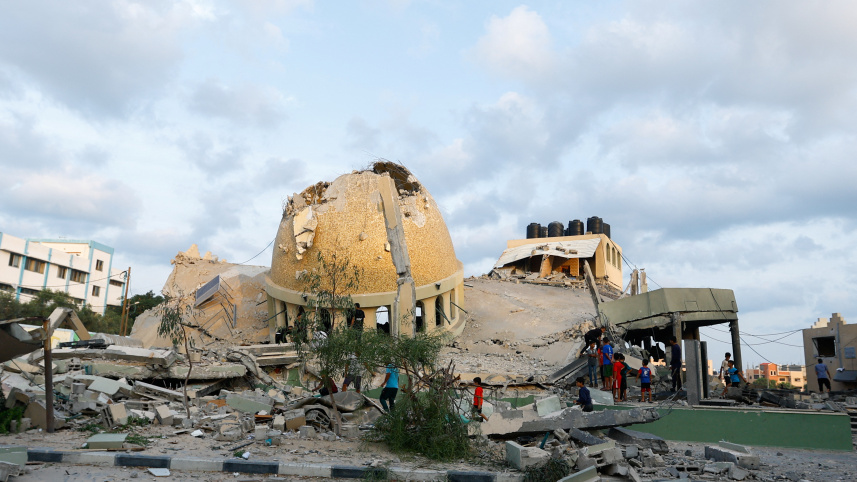 ইসরায়েলের হামলায় ধ্বংস হয়ে যাওয়া একটি মসজিদ। ছবি: রয়টার্স