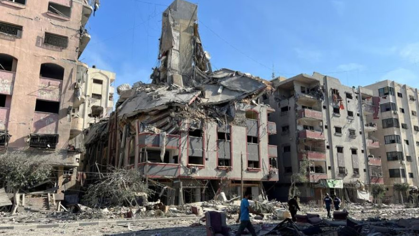 গাজার আল-কুদস হাসপাতালের আশেপাশের এলাকায় হামলা অব্যাহত রয়েছে। ছবি: রয়টার্স