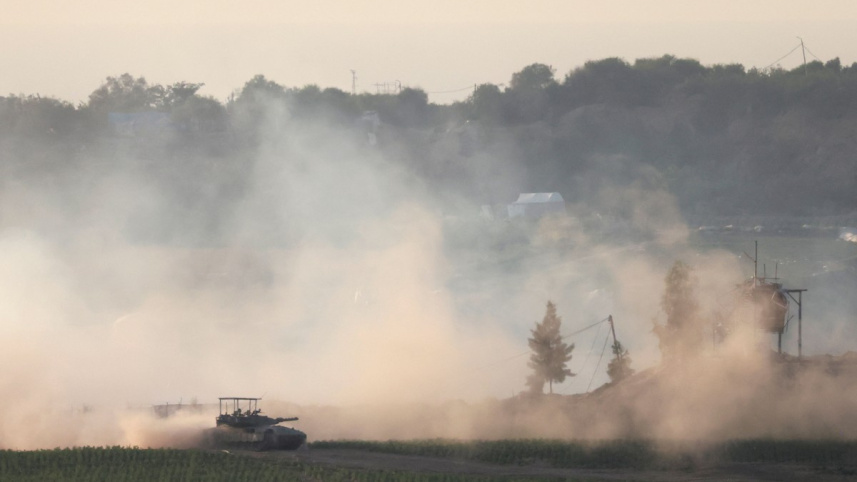 গাজা সীমান্তে ইসরায়েল-হামাস যুদ্ধে ব্যবহৃত ইসরায়েলি ট্যাংক। ছবি: রয়টার্স