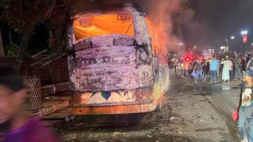 বাসে আগুন.jpg