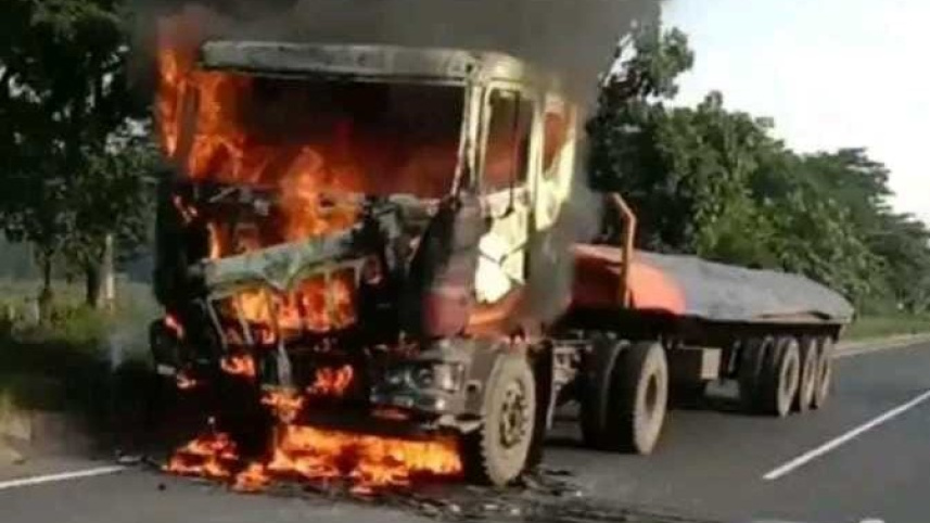 লরিটিতে আগুন.jpeg