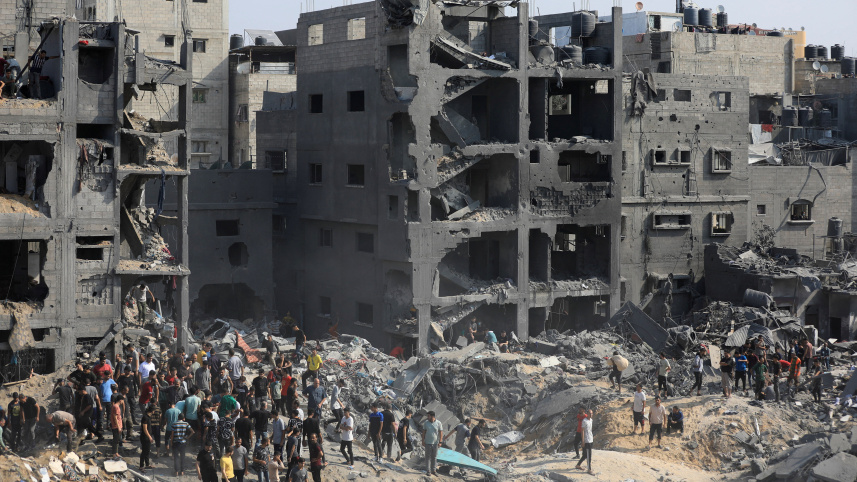 আল জাবালিয়ায় ইসরায়েলের বিমানহামলায় ক্ষতিগ্রস্ত হয় এই দালানটি। ছবি: রয়টার্স