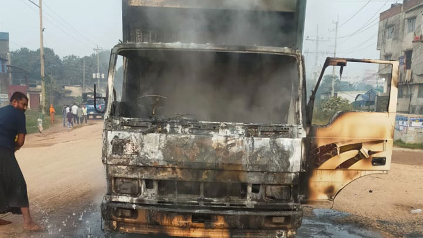 গাজীপুরে কাভার্ডভ্যানে আগুন.jpg