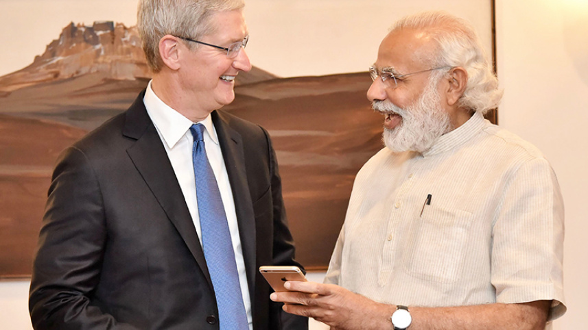 ভারত সফরে এসে প্রধানমন্ত্রী নরেন্দ্র মোদির সঙ্গে দেখা করেন অ্যাপলের প্রধান নির্বাহী টিম কুক। ছবি: এএফপি