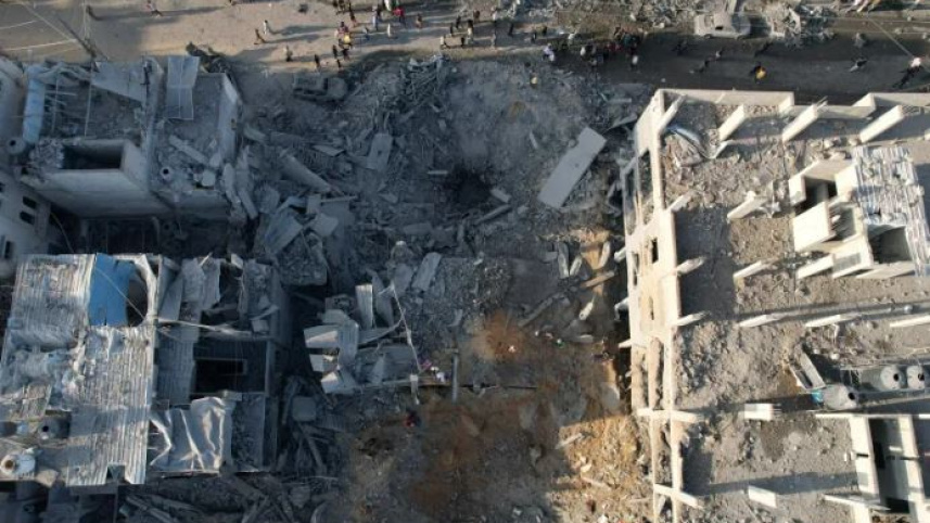 মাঘাজি শরণার্থী শিবিরে ইসরায়েল বিমানহামলা চালানোর পরের দৃশ্য। ছবি: রয়টার্স