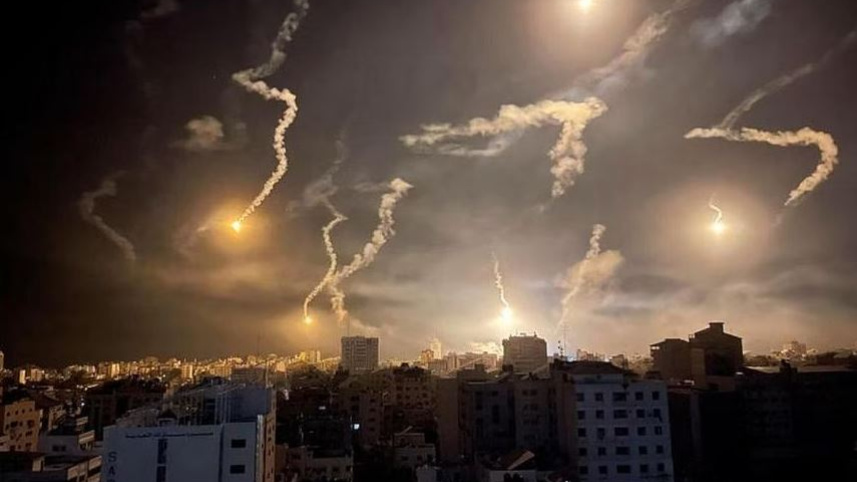 আতশবাজি নয়, গাজার আকাশে ফ্লেয়ার জ্বালিয়ে বোমাহামলার লক্ষ্যবস্তু নির্ধারণ করছে ইসরায়েলি বিমানবাহিনী। ছবি: স্ট্রেইটস টাইমস