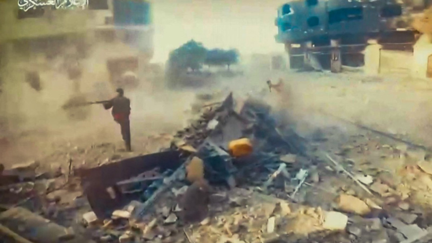 হামাসের আল-কাসাম ব্রিগেডের সদস্যরা ইসরায়েলি বাহিনীর বিরুদ্ধে তুমুল প্রতিরোধ গড়ে তুলেছেন। ছবি: এএফপি (হামাসের মিডিয়া উইং এর কাছ থেকে পাওয়া)