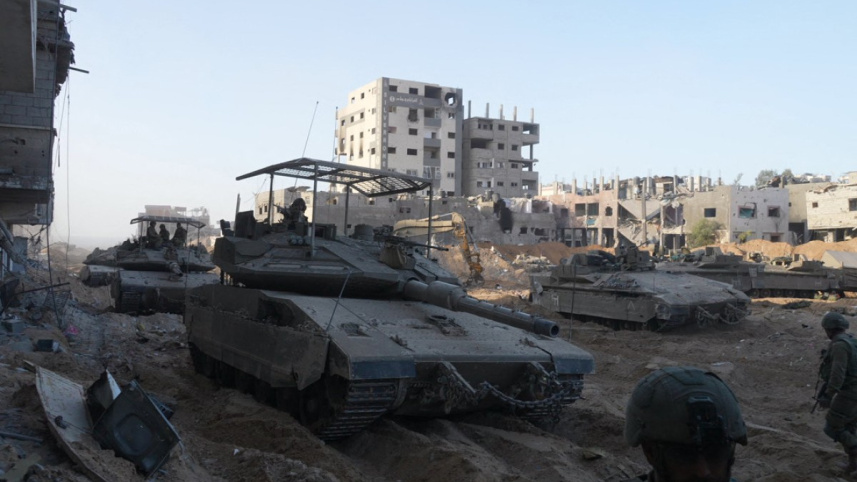 উত্তর গাজায় ইসরায়েলের স্থল হামলা পরিদর্শনের জন্য সাংবাদিকদের বিশেষ অনুমতি দেওয়া হয়। ছবি: এএফপি