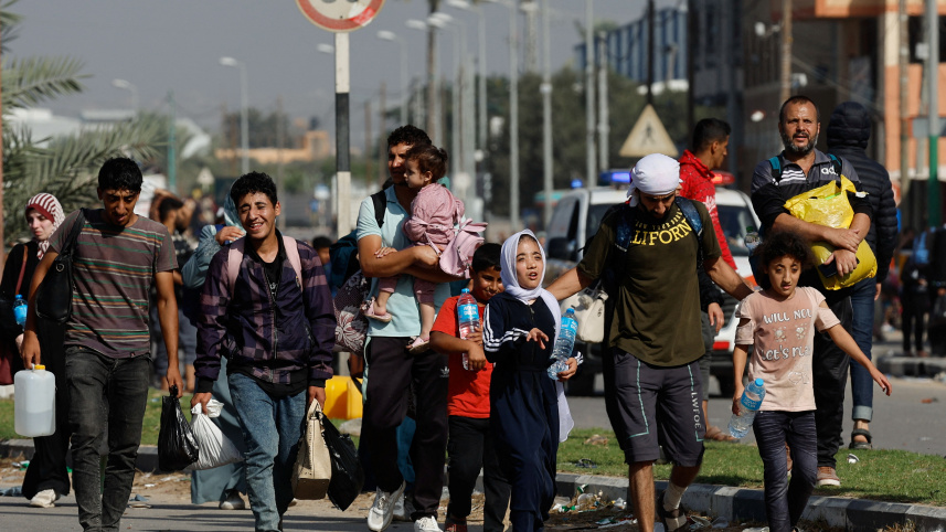 উত্তর গাজা থেকে পালিয়ে দক্ষিনে যাচ্ছেন ফিলিস্তিনিরা। ছবি: রয়টার্স