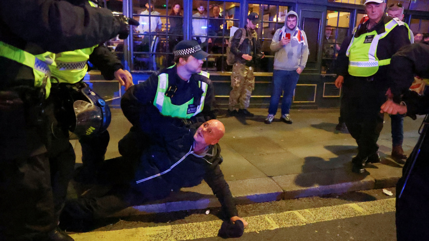 বিক্ষোভের বিরুদ্ধে প্রতিবাদ জানাতে এসে সহিংসতার দায়ে কট্টর ডানপন্থী দলের কর্মীকে গ্রেপ্তার করছে পুলিশ। ছবি: রয়টার্স