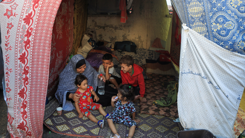 আল শিফা হাসপাতালের কমপাউন্ডে আশ্রয় নিয়েছেন বাস্তুচ্যুত মানুষ। ছবি: রয়টার্স