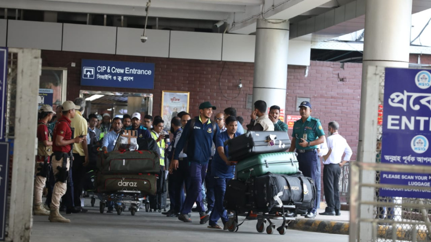 ব্যর্থ বিশ্বকাপ মিশন শেষে দেশে ফিরল বাংলাদেশ দল