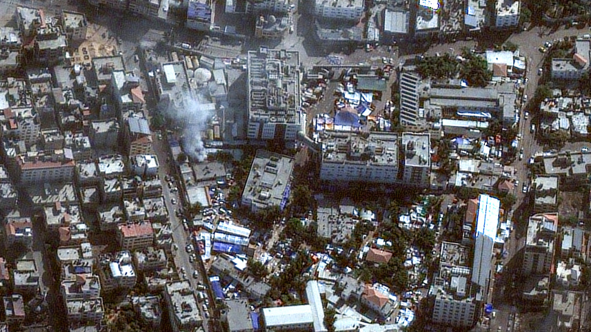 স্যাটেলাট থেকে ধারণ করা ছবিতে আল-শিফা হাসপাতাল থেকে ধোঁয়া উঠতে দেখা যাচ্ছে। ছবি: রয়টার্স