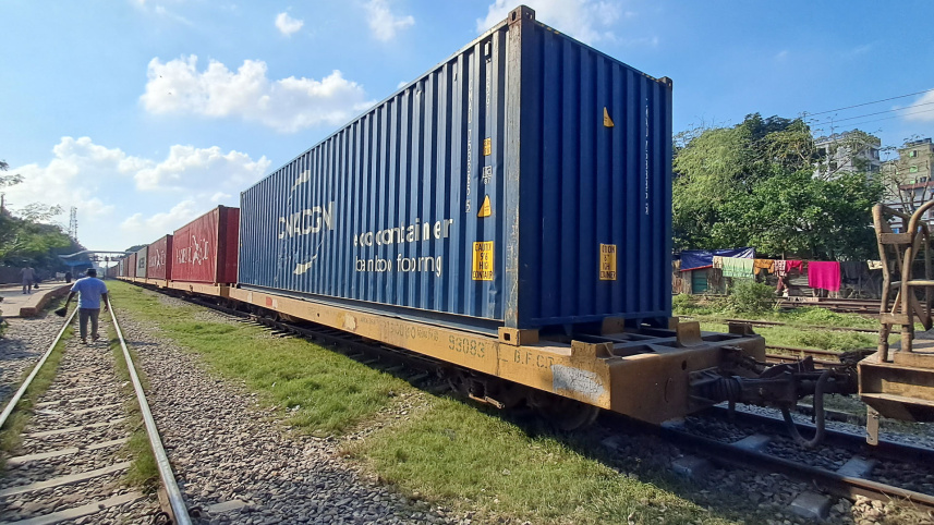 মালবাহী ট্রেন লাইনচ্যুত: ৬ ঘণ্টায় শুরু হয়নি উদ্ধার কাজ