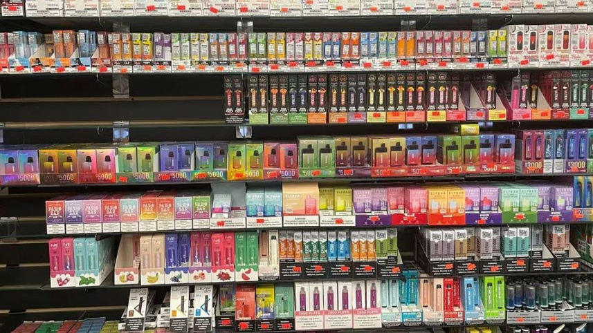 যুক্তরাষ্ট্রের ক্যালিফোর্নিয়ার একটি দোকানে বিভিন্ন ধরনের ভেপ। ছবি: রয়টার্স