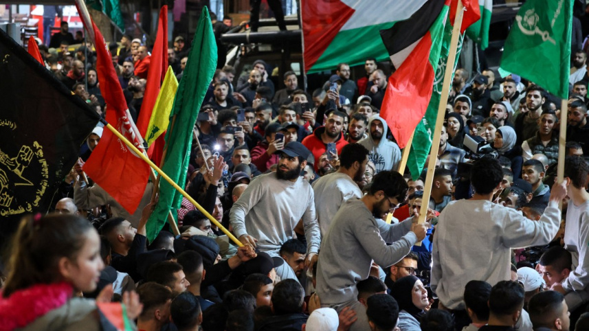 ইসরায়েল অধিকৃত পশ্চিম তীরের ফিলিস্তিনিরা বন্দি মুক্তির বিষয়টি উদযাপন করেন। ছবি: এএফপি