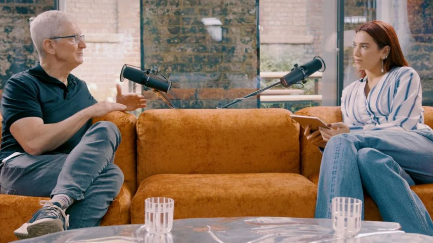 দুয়া লিপাকে সাক্ষাৎকার দিচ্ছেন টিম কুক। ছবি: সংগৃহীত