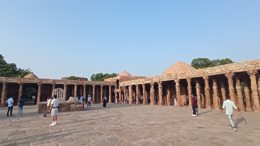 দূর থেকেই কাছে টানে কুতুব মিনারের সৌন্দর্য