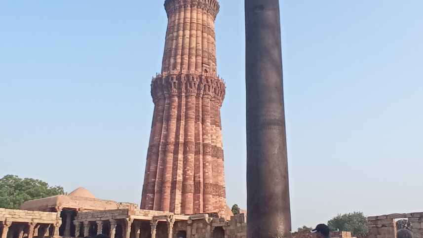 দূর থেকেই কাছে টানে কুতুব মিনারের সৌন্দর্য