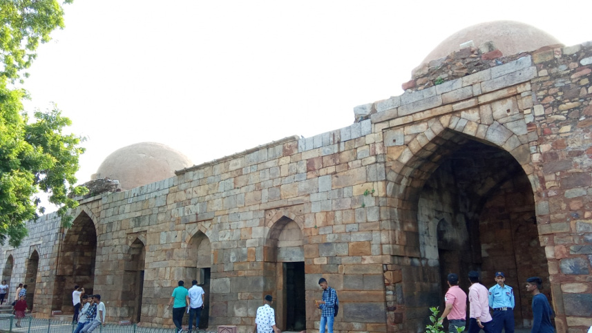 দূর থেকেই কাছে টানে কুতুব মিনারের সৌন্দর্য