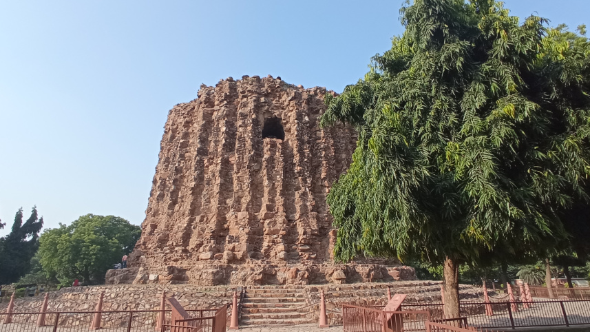 দূর থেকেই কাছে টানে কুতুব মিনারের সৌন্দর্য