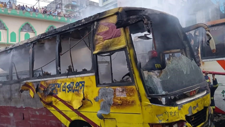 বাসে আগুন.jpeg