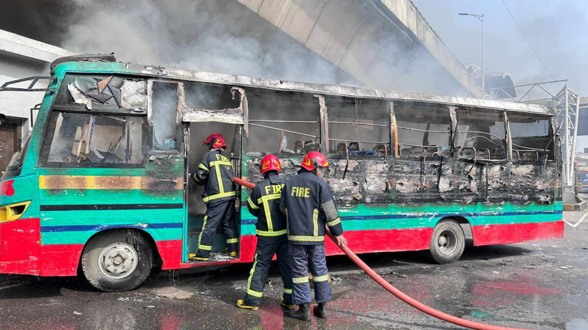 গুলিস্তানে বাসে আগুন