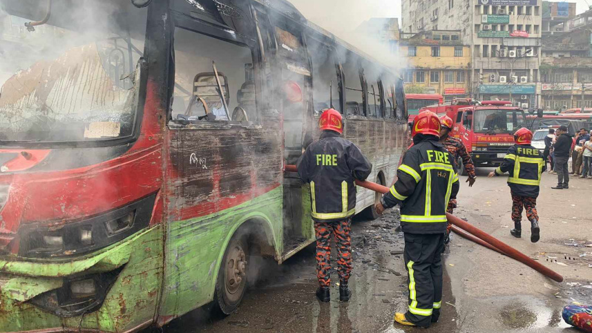 বাসে আগুন.jpg