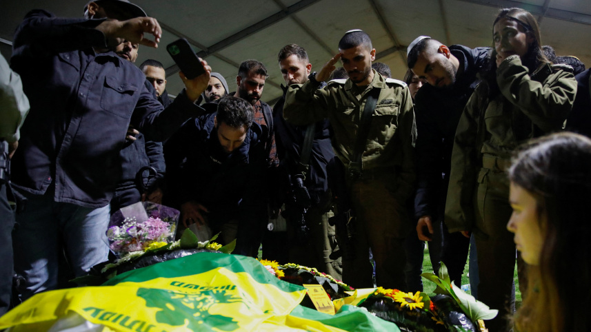 নিহত ইসরায়েলি সেনা লেফটেন্যান্ট কর্নেল তোমের গ্রিনবার্গের শেষকৃত্যে আত্মীয় পরিজন। ছবি: রয়টার্স