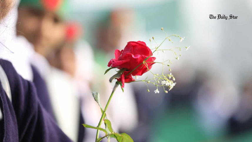 বীর শহীদদের প্রতি ফুলের শ্রদ্ধা