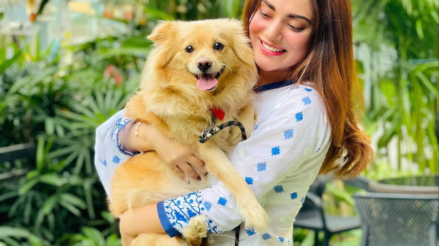 তমা মীর্জা ও তার পোষা কুকুর হানি। ছবি: সংগৃহীত