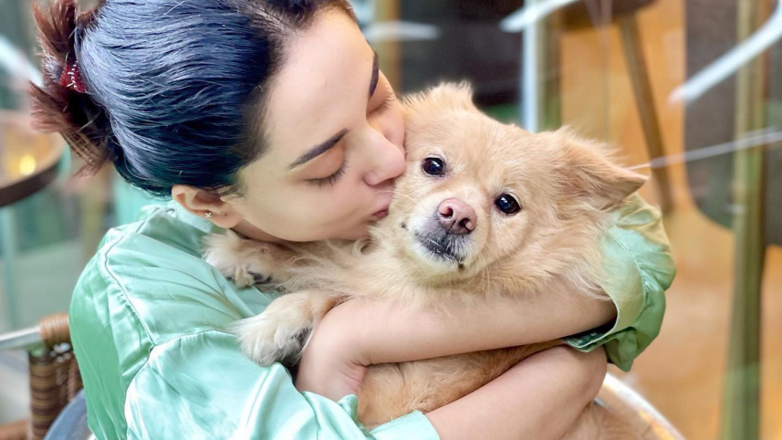 তমা মীর্জা ও তার পোষা কুকুর হানি। ছবি: সংগৃহীত