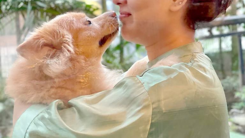 তমা মীর্জা ও তার পোষা কুকুর হানি। ছবি: সংগৃহীত