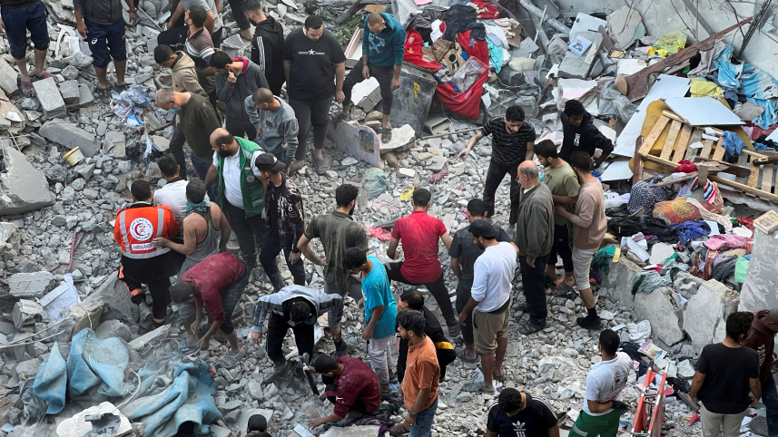 জাবালিয়া শরণার্থী শিবিরে হামলার পর আহতদের উদ্ধারের চেষ্টা চলছে। ফাইল ছবি: রয়টার্স