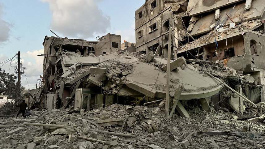 জাবালিয়া শরণার্থী শিবিরে হামলার পরের দৃশ্য। ফাইল ছবি: রয়টার্স