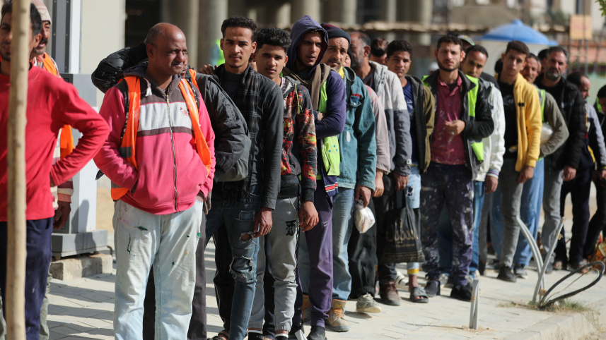 মিশরের প্রেসিডেন্ট নির্বাচনে ভোট দিতে লাইন দিয়েছেন ভোটাররা। ছবি: রয়টার্স