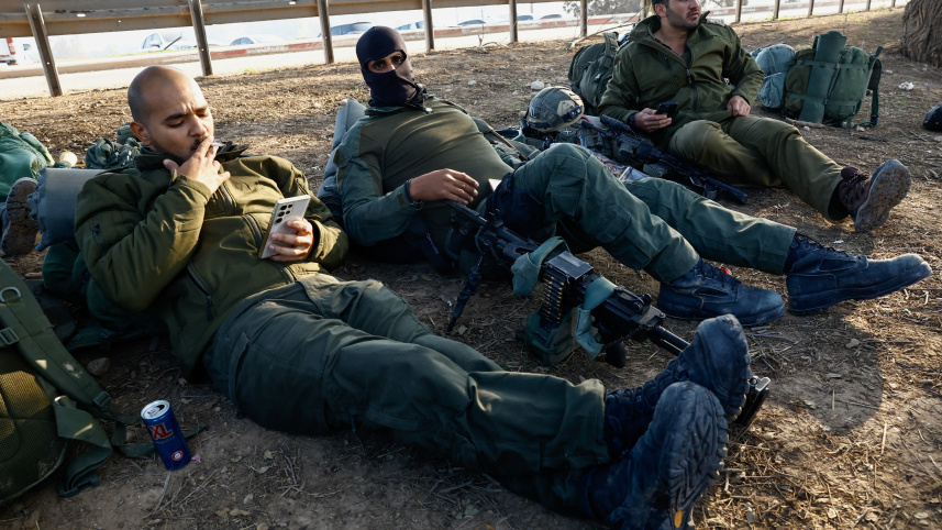 ফিলিস্তিনিদের ওপর হামলা চালিয়ে ক্লান্ত হয়ে বিশ্রাম নিচ্ছেন ইসরায়েলি সেনারা ছবি: রয়টার্স