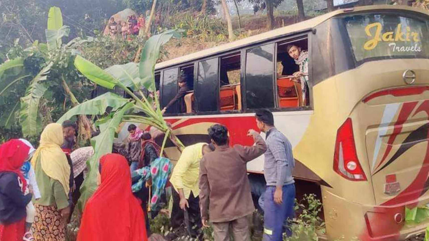 picnic-bus_accident_coxsbazar_ds.jpg