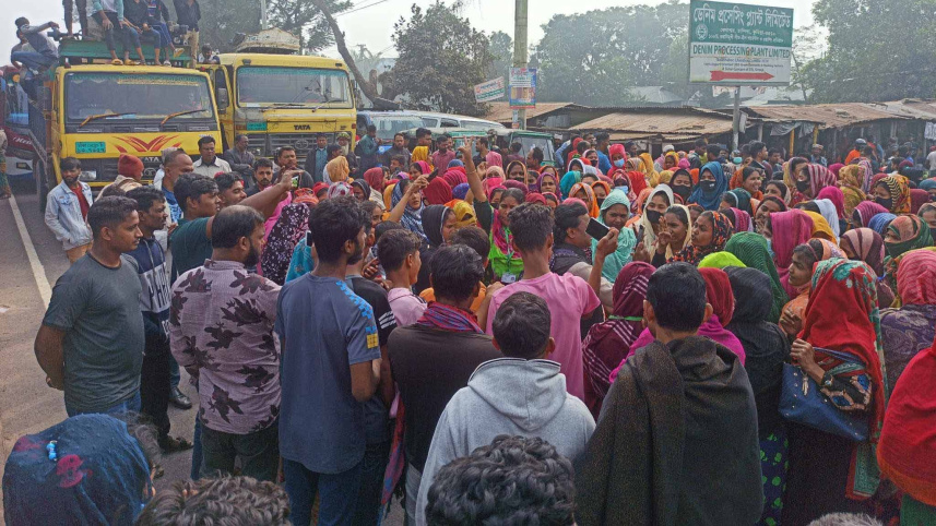 ঢাকা-চট্টগ্রাম মহাসড়কে পোশাকশ্রমিকদের বিক্ষোভ