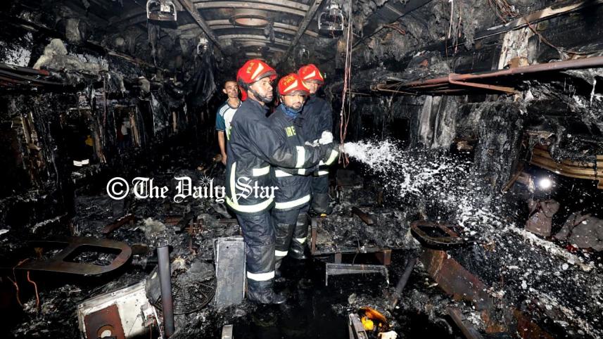 ঢাকায় ট্রেনে আগুন