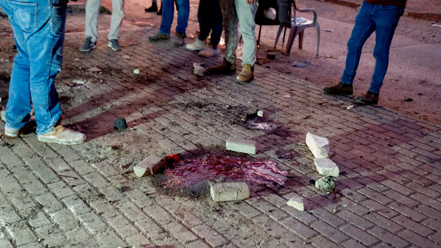 জেনিনে ইসরায়েলি ড্রোন হামলায় ৬ জন নিহতের পর ঘটনাস্থল পরিদর্শন করছেন ফিলিস্তিনিরা। ছবি: রয়টার্স