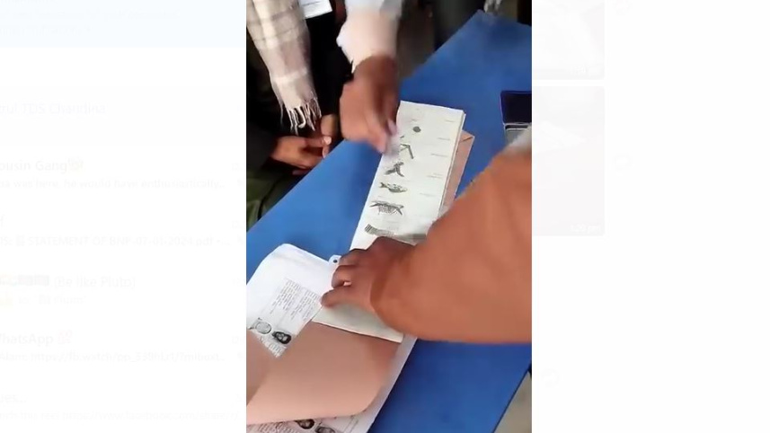 কুমিল্লা ৭ আসনের একটি কেন্দ্রে আগে থেকে নৌকায় সিল মেরে রাখার অভিযোগের ভিডিও ভাইরাল হয়েছে। ছবি: ভিডিও থেকে স্ক্রিণশট