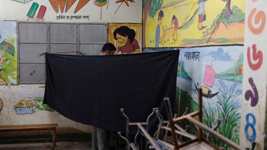 একজন ভোটার ভোট দিচ্ছেন। ছবি: রয়টার্স