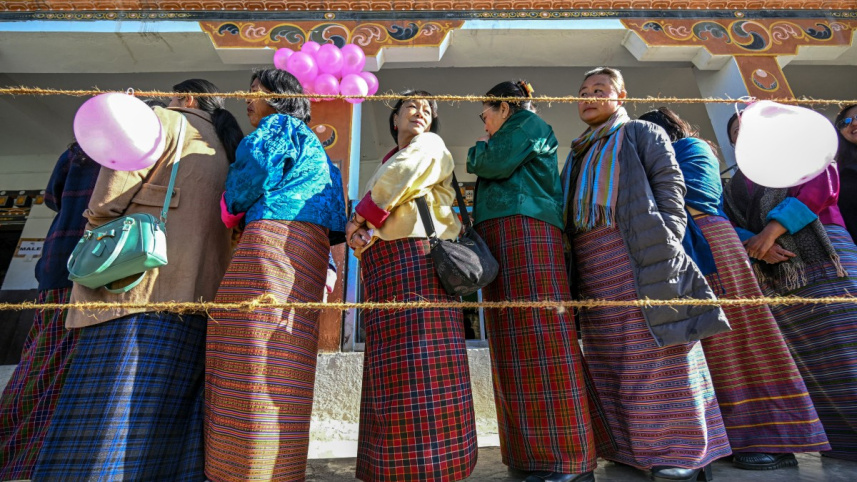 থিম্পুর একটি ভোটকেন্দ্রে সারিবদ্ধ ভোটাররা। ছবি: এএফপি