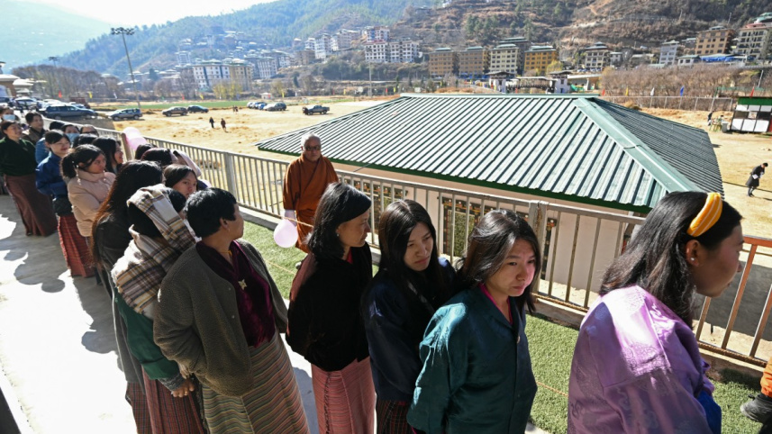থিম্পুর একটি ভোটকেন্দ্রে সারিবদ্ধ ভোটাররা। ছবি: এএফপি